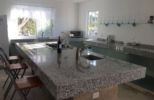 Telchac Puerto Casa | Casa De Cocos: una casa privada frente a la playa con aire acondicionado y Wifi