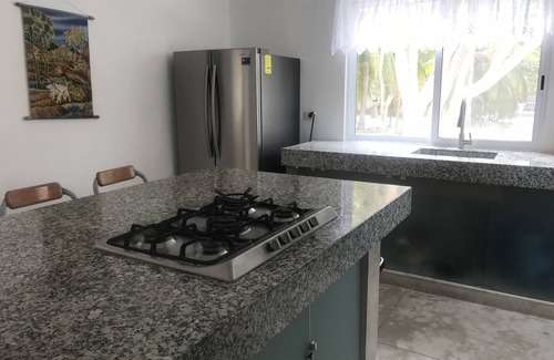 Telchac Puerto Casa | Casa De Cocos: una casa privada frente a la playa con aire acondicionado y Wifi