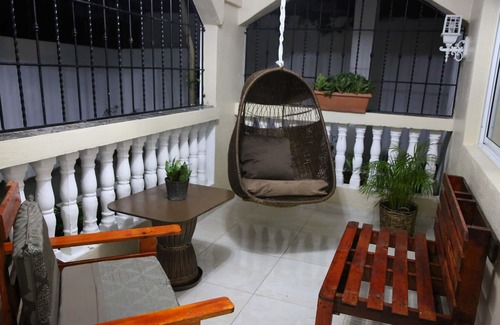 Mendoza Casa | Casa de dos niveles de concepto abierto en Santo Domingo Este. .