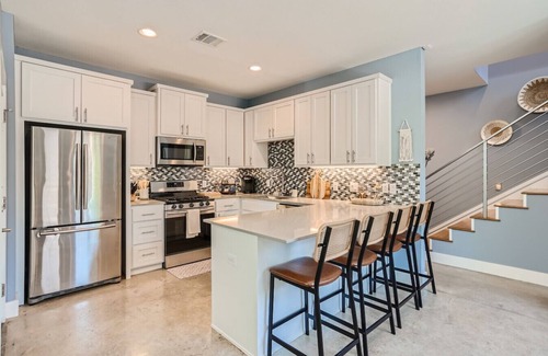 St. John - Coronado Hills Casa | Casa de Ellie J | Newer Home, Private, great for short or longer stays, & Close to Downtown!