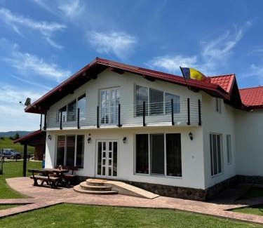 Rieni Casa | Casa de la Baltă