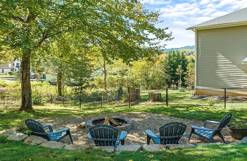 Lake Junaluska Casa | Casa De La Mijenta - Spacious 5-bedroom Modern Lodge in peaceful Lake Junaluska