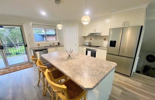 Hyland Park Casa | Casa De Le Selva - Beautiful split home that has a native bushland outlook.