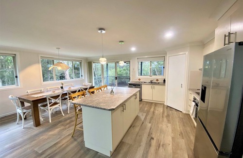 Hyland Park Casa | Casa De Le Selva - Beautiful split home that has a native bushland outlook.