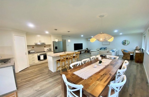 Hyland Park Casa | Casa De Le Selva - Beautiful split home that has a native bushland outlook.