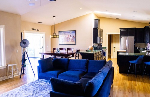 Smartville Otro | Casa de Luna ~ a 5 Star, private farm retreat with hot tub and large yoga room!