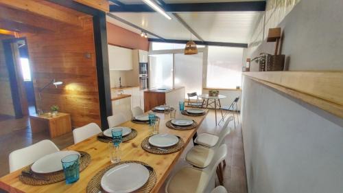 Pineda de Mar Villa | Casa de madera con piscina y vistas al mar