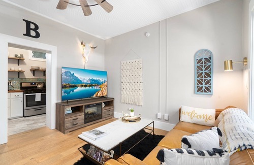 Bisbee Casa | Casa de Oro – Luxe Comfort in the Heart of Old Bisbee Private Yard & EV Charger!