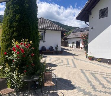Sadova Casa | Casa de pe Deal