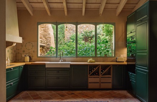 Cruilles Cabaña | Casa de piedra con jardín y vistas en Cruilles