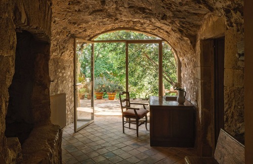 Cruilles Cabaña | Casa de piedra con jardín y vistas en Cruilles