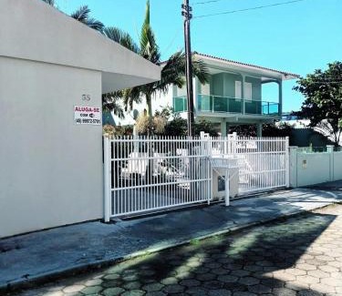 Governador Celso Ramos Casa | Casa de três dormitórios com piscina, 30 mt da praia