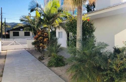 Governador Celso Ramos Casa | Casa de três dormitórios com piscina, 30 mt da praia