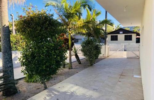 Governador Celso Ramos Casa | Casa de três dormitórios com piscina, 30 mt da praia