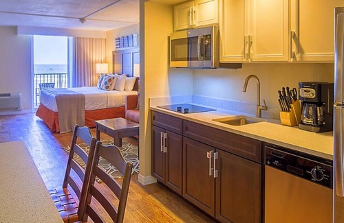Volusia County Complejo | Casa Del Mar Beach Resort, Just steps from the ocean