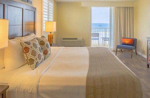 Volusia County Complejo | Casa Del Mar Beach Resort, Just steps from the ocean