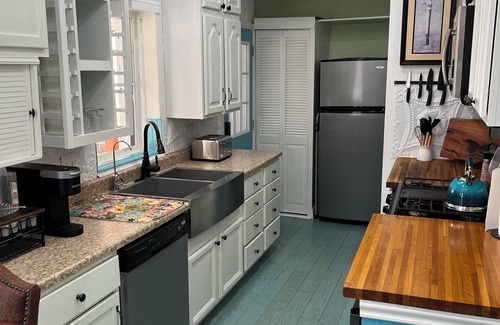 Wickenburg Casa | Casa Del Sol blocks from Downtown, 2 bedrooms, 2 king beds, full hookups for RV.