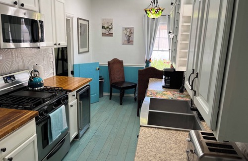 Wickenburg Casa | Casa Del Sol blocks from Downtown, 2 bedrooms, 2 king beds, full hookups for RV.