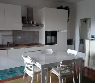 Civita Castellana Apartamento | Casa di Zoe apartment - Punto di sosta x bikes auto e moto a 20 minuti dall'autostrada - parcheggio privato - giardino con barbecue -