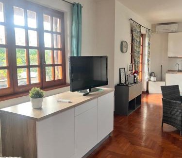 Civita Castellana Apartamento | Casa di Zoe apartment - Punto di sosta x bikes auto e moto a 20 minuti dall'autostrada - parcheggio privato - giardino con barbecue -