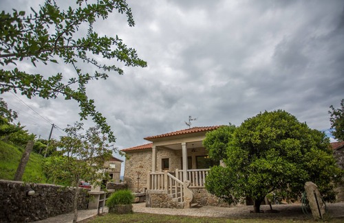 Valenca Villa | "Casa do moinho" jardín, piscina y barbacoa.