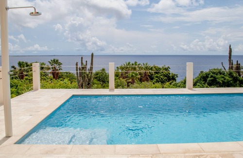 Sabadeco Villa | Villa recientemente renovada frente al mar! Pacífica y privada!