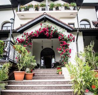 Curtea De Arges Hotel | Casa Domneasca