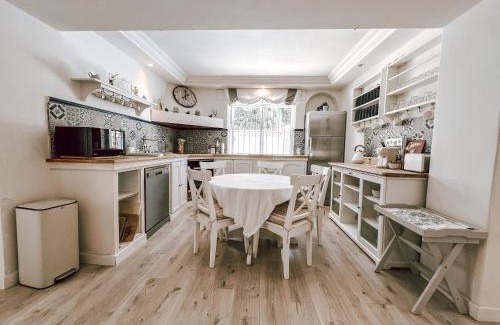 Nueva Andalucia Casa | Casa Dulce Vida