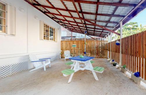 Caye Caulker Hotel | Casa DV Suites