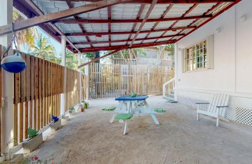 Caye Caulker Hotel | Casa DV Suites