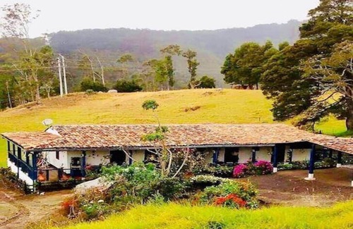 Pacho Casa | Casa ecoturistica con rio y vista a las montañas
