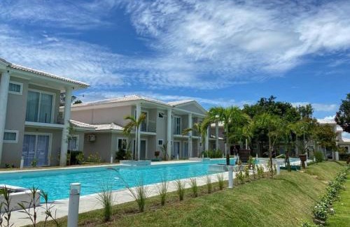 Arraial d'Ajuda Casa | Casa em condomínio a 200m da praia em Arraial D'ajuda, com 3 suites, sala climatizada, área gourmet privativa, Internet 300MBPS, condomínio com piscinas adulto e infantil, sauna, quadra de beach tenis e portaria 24hrs.