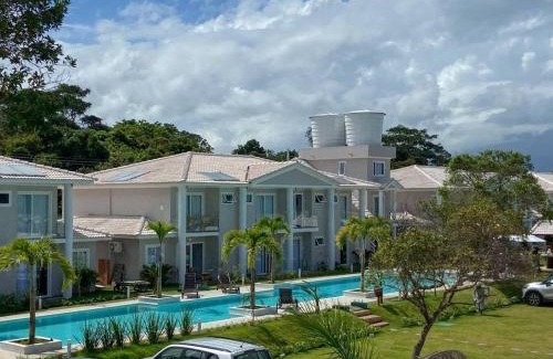 Arraial d'Ajuda Casa | Casa em condomínio a 200m da praia em Arraial D'ajuda, com 3 suites, sala climatizada, área gourmet privativa, Internet 300MBPS, condomínio com piscinas adulto e infantil, sauna, quadra de beach tenis e portaria 24hrs.