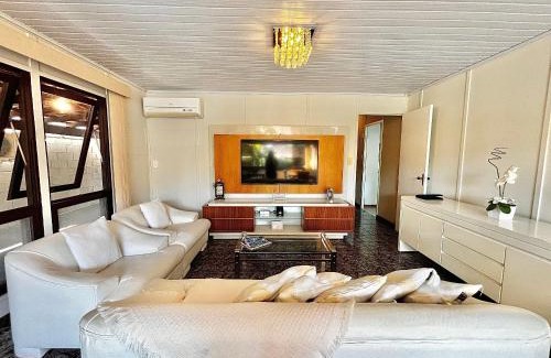 Angra dos Reis Casa | Casa em condomínio Luxuoso de Angra dos Reis que comporta até 8 pessoas.