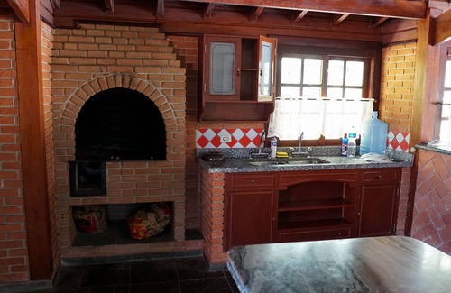 Vila Izabel Casa | Casa em Condominio, Recanto do Jordao, Ofuro, Quadra de Tenis, Lareira, mt Verde