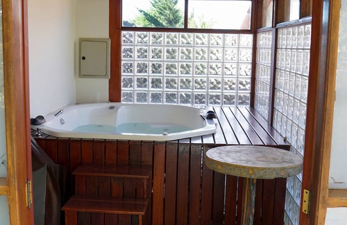 Vila Izabel Casa | Casa em Condominio, Recanto do Jordao, Ofuro, Quadra de Tenis, Lareira, mt Verde