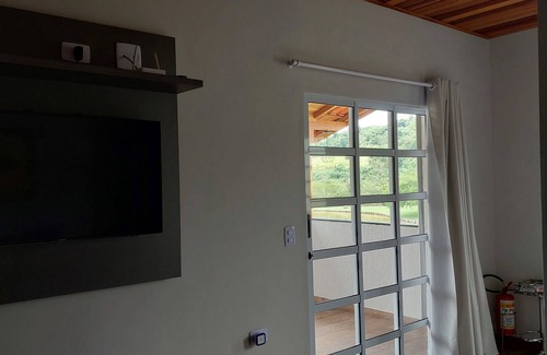 Sao Roque Chalet De Esquí | Casa em Frente a um Lago, Próximo a Rota do Vinho em São Roque - SP