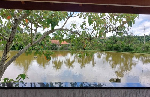 Sao Roque Chalet De Esquí | Casa em Frente a um Lago, Próximo a Rota do Vinho em São Roque - SP