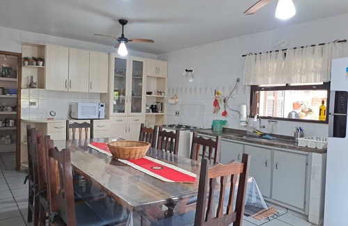 Itapoa Casa | Casa Enelzi 2 Suites + 2 Quartos, 3 WCs 80 m da Praia. Garagem, Gourmet. 10 pax