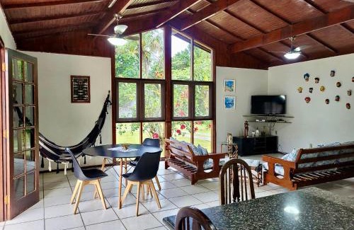 Morada da Praia Casa | Casa Enorme para 12 pessoas, 4 suites e um fundo com 18mil metros de mata e um pier no rio que sai para o mar-Internet 100MB