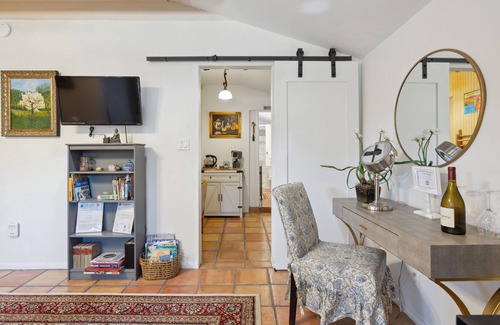 Mira Monte Apartamento | Casa Esquina: Cozy Studio in the Ojai Valley's “Mo Town”