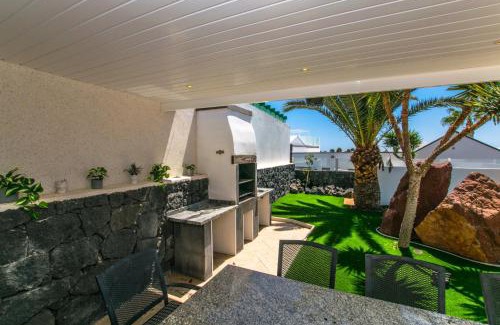 Playa Blanca Villa | Casa Flamingo - LH106 By Villas Now Ltd