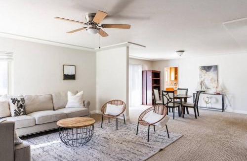 Little Italy Apartamento | Casa Flora -2BR- FREE Parking in Little Italy!