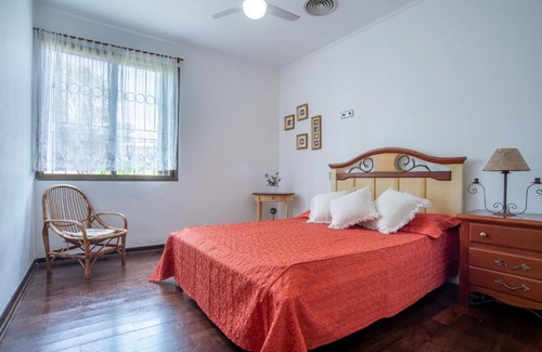 Jardim Virginia Casa | Casa grande e iluminada com piscina no Guarujá