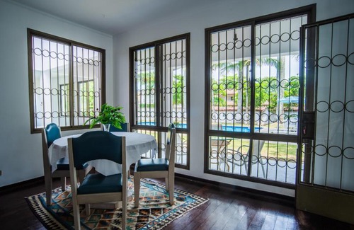 Jardim Virginia Casa | Casa grande e iluminada com piscina no Guarujá