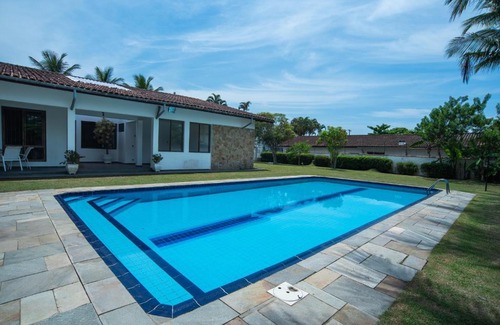 Jardim Virginia Casa | Casa grande e iluminada com piscina no Guarujá