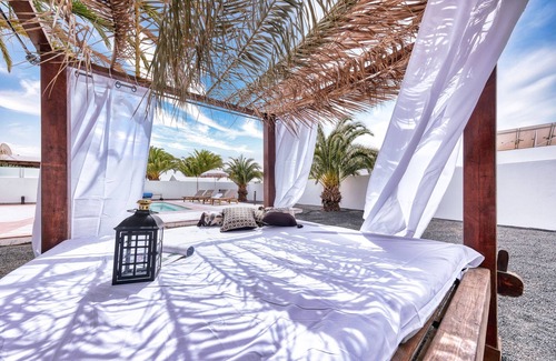 Puerto Calero Chalet De Esquí | Casa Guayre - Piscina privada BBQ, Air-Con y Ping-Pong By Lanzarote Vacation Homes
