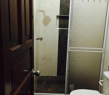 Guadalajara de Buga Casa | Casa Helga a dos cuadras de la Basílica, casa entera con jardín amplio, 6 habitaciones, 5 baños, cocina, comedor y sala de TV