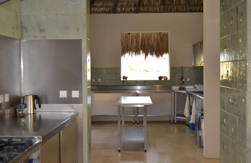 Barra de Colotepec Villa | Hermosa villa de playa con piscina de entrenamiento y bar en la piscina, cocinera profesional y personal