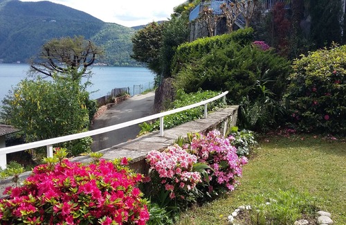 Montelago-San Gottardo Apartamento | Apartamento con vista al lago, terraza jardín y playa privada.